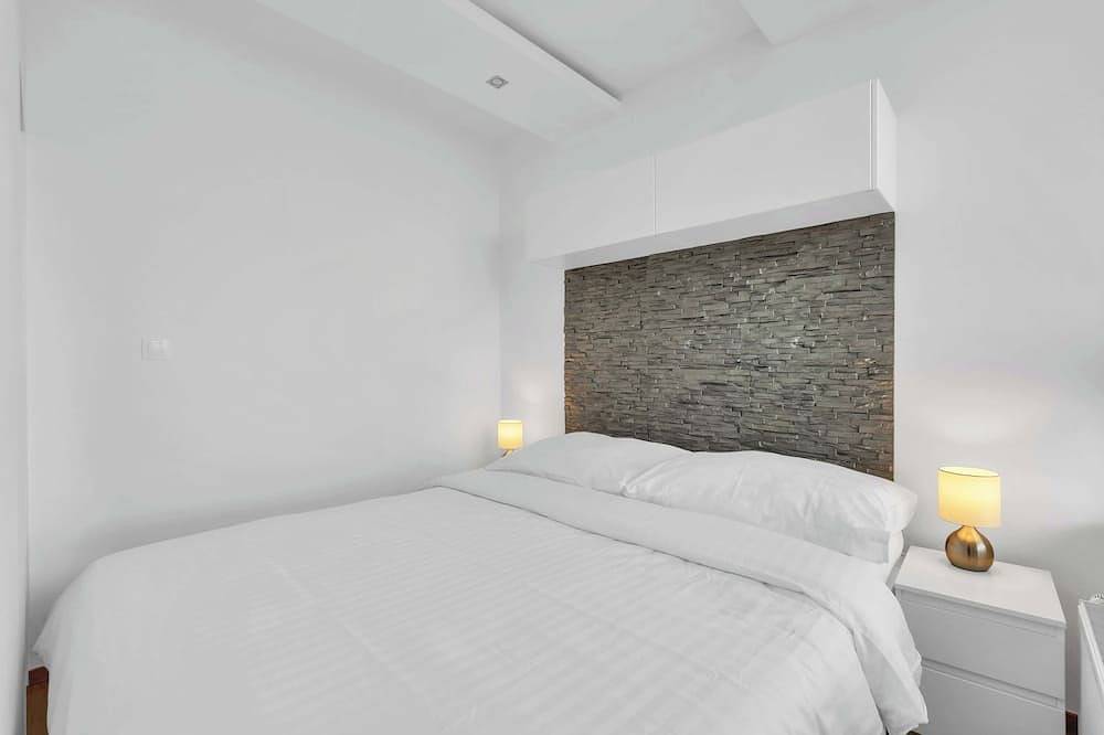 Entire apartment, City Bright Apartment with Parking & Balcony in Bratislava, Bratislava region