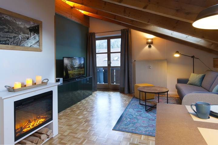 Ferienwohnung für 2 Personen, mit Balkon und Pool sowie Sauna und Ausblick im Mittenwald