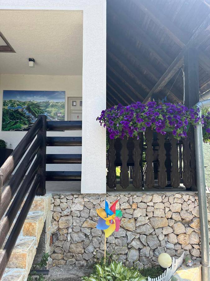 Gîte pour 2 personnes, avec jardin ainsi que vue et terrasse, adapté aux familles dans Poljanak - 2