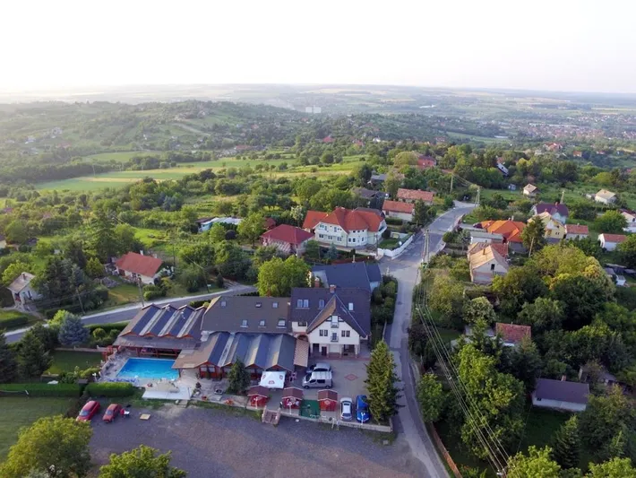 Alojamiento y desayuno para 6 personas, con jacuzzi y piscina además de jardín y sauna - 1