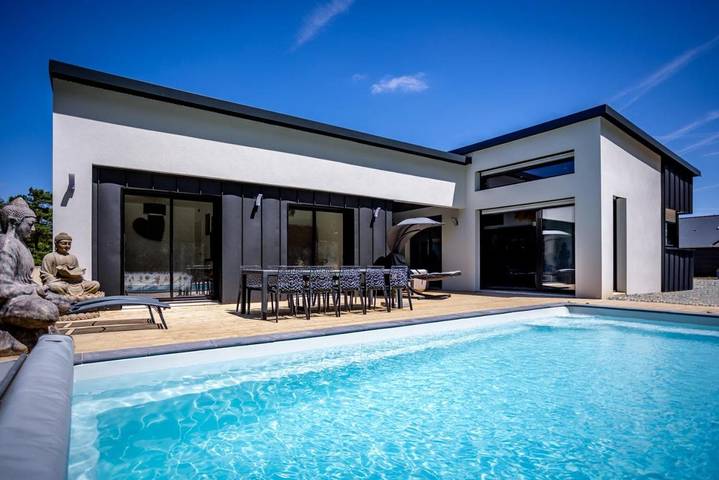 Gîte pour 2 personnes, avec piscine et jardin à Plumelec