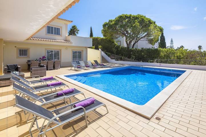 Vacation rental for 10 people, with yard and terrace in Carvoeiro