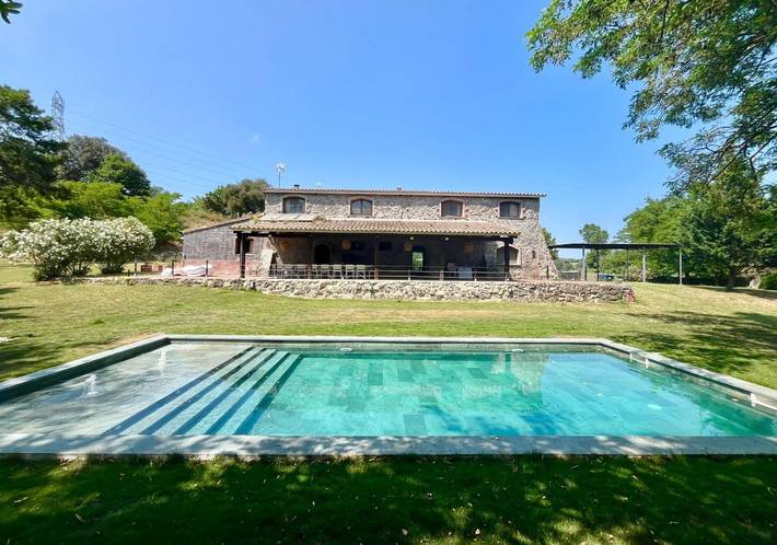 Location de vacances pour 20 personnes, avec vue ainsi que piscine et jardin à Hostalric