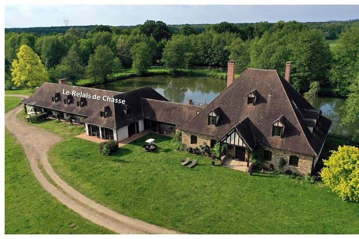 Location de vacances pour 11 personnes, avec Jacuzzi et Terrasse ainsi que Jardin et Piscine à Argent-sur-Sauldre