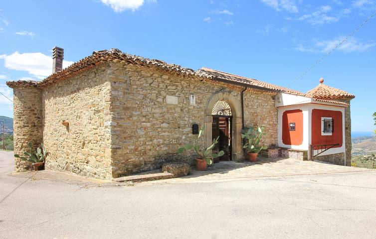Appartamento vista mare con parcheggio e giardino, a 900 m dal centro città in Laureana Cilento, Cilento Coast