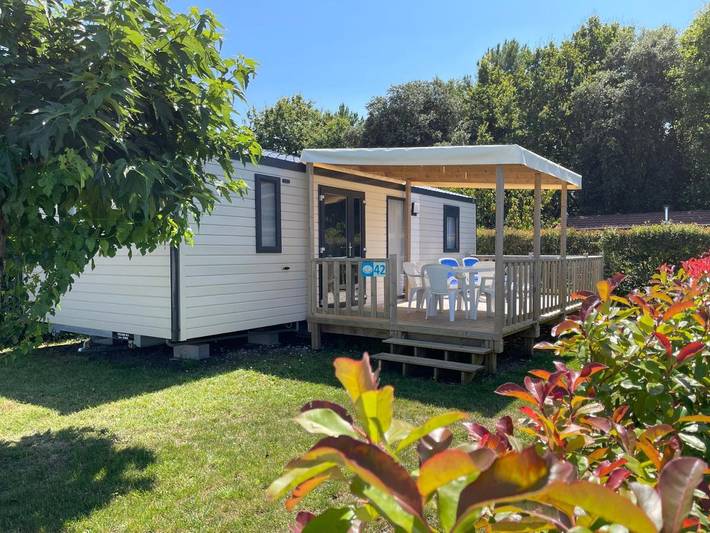 Camping pour 4 personnes, avec piscine ainsi que terrasse et jardin