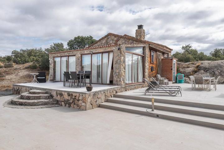 Casa rural para 9 personas, con vistas y jardín, Se admiten mascotas en Ituero y Lama