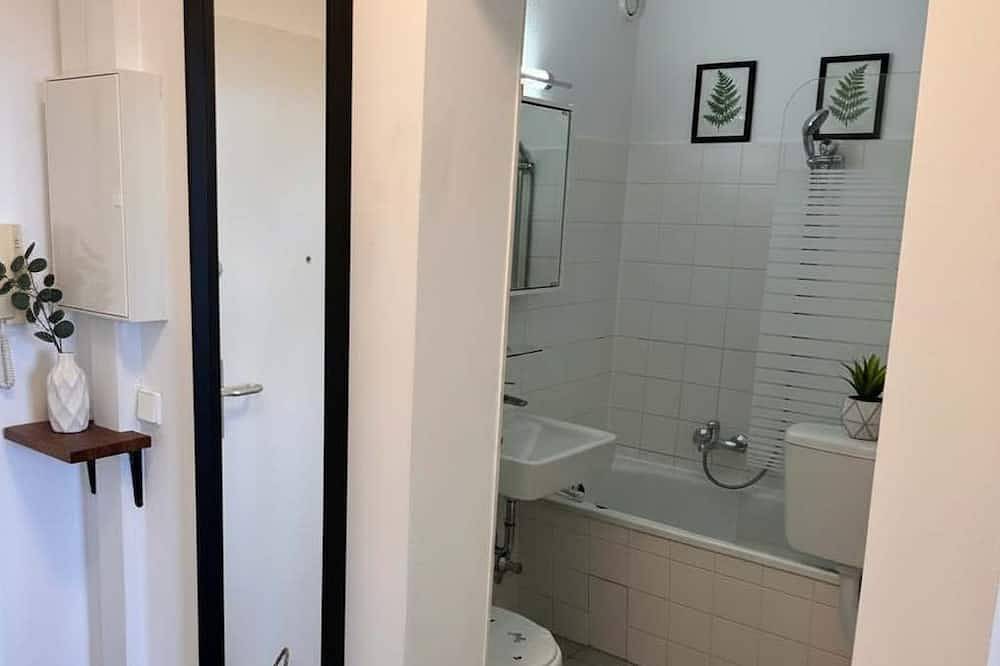 Entire apartment, Bright & Charming Studio at Alexanderplatz in Mitte Berlin, Berlin