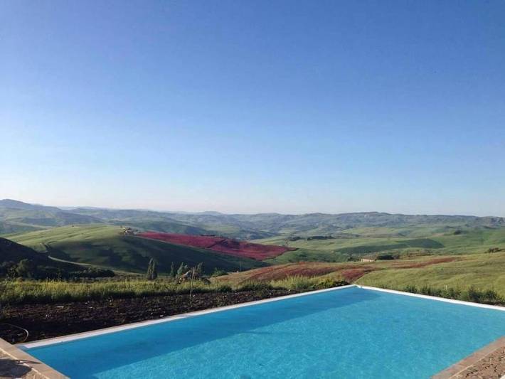 Location de vacances pour 24 personnes, avec vue ainsi que piscine et jardin à Polizzi Generosa