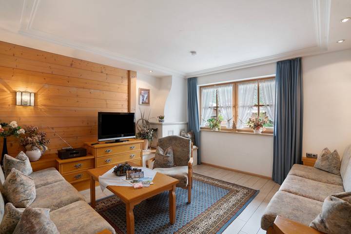 Ganze Wohnung, Ferienwohnung 'Bergdistel Nr 8' mit Bergblick, Gemeinschaftsgarten und Wlan in Mittenwald, Bayerische Alpen