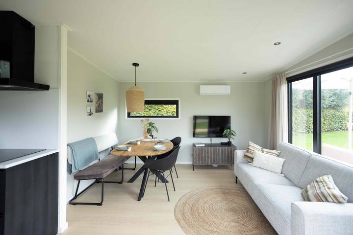 Charmantes 4P Ferienhaus mit Klimaanlage und Whirlpool direkt an den friesischen Seen. in Friesland