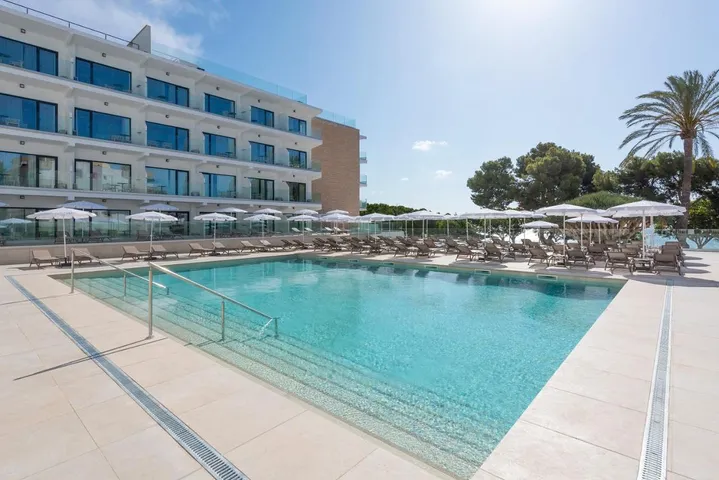 Hôtel pour 2 personnes, avec terrasse ainsi que vue et piscine - 1