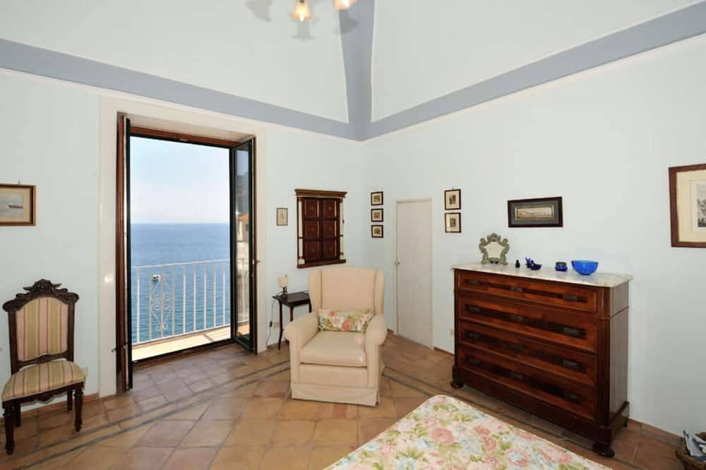 Apartamento entero, Casa roja con terraza y vistas al mar y sólo 800 metros de Amalfi in Atrani, Costa Amalfitana