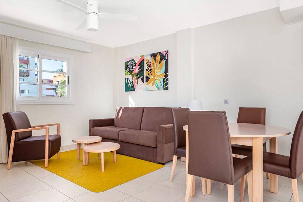 Geheel appartement, Modern 1-Bed Apartment | Costa Adeje | Sleeps 4 in Playa Puerto Colón, Adeje