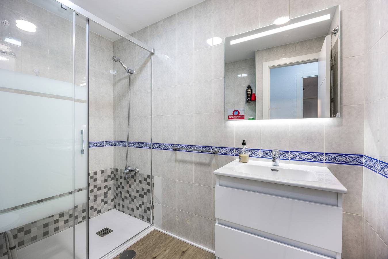 Apartamento entero, Apartamento 'Barrosa' con piscina compartida, terraza privada y aire acondicionado in Los Gallos-Cerromolino, Chiclana de la Frontera