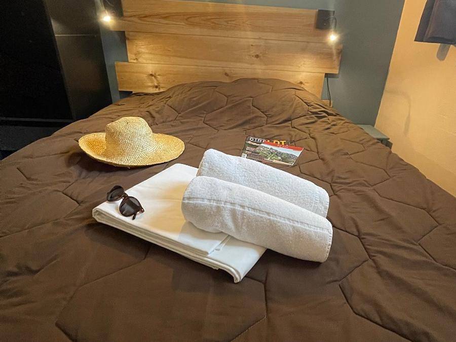 Camping La Chêneraie **** - Gîte 5 personnes - Cottage La Gariotte - 5 personnes - 2 chambres - Climatisé - Télévision - Lave-vaisselle - S in Saint-Géry-Vers, Parc Naturel Régional des Causses du Quercy