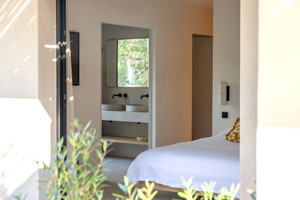 Contemporary sea-view villa with large infinity pool and walking distance to the beach in Pinarellu, Zonza