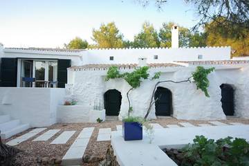 Gîte pour 8 personnes, avec piscine ainsi que vue et jardin, animaux acceptés à Alaior