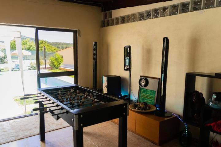 Gîte pour 5 personnes, avec Balcon et Terrasse ainsi que Jardin et Piscine à Caldelas