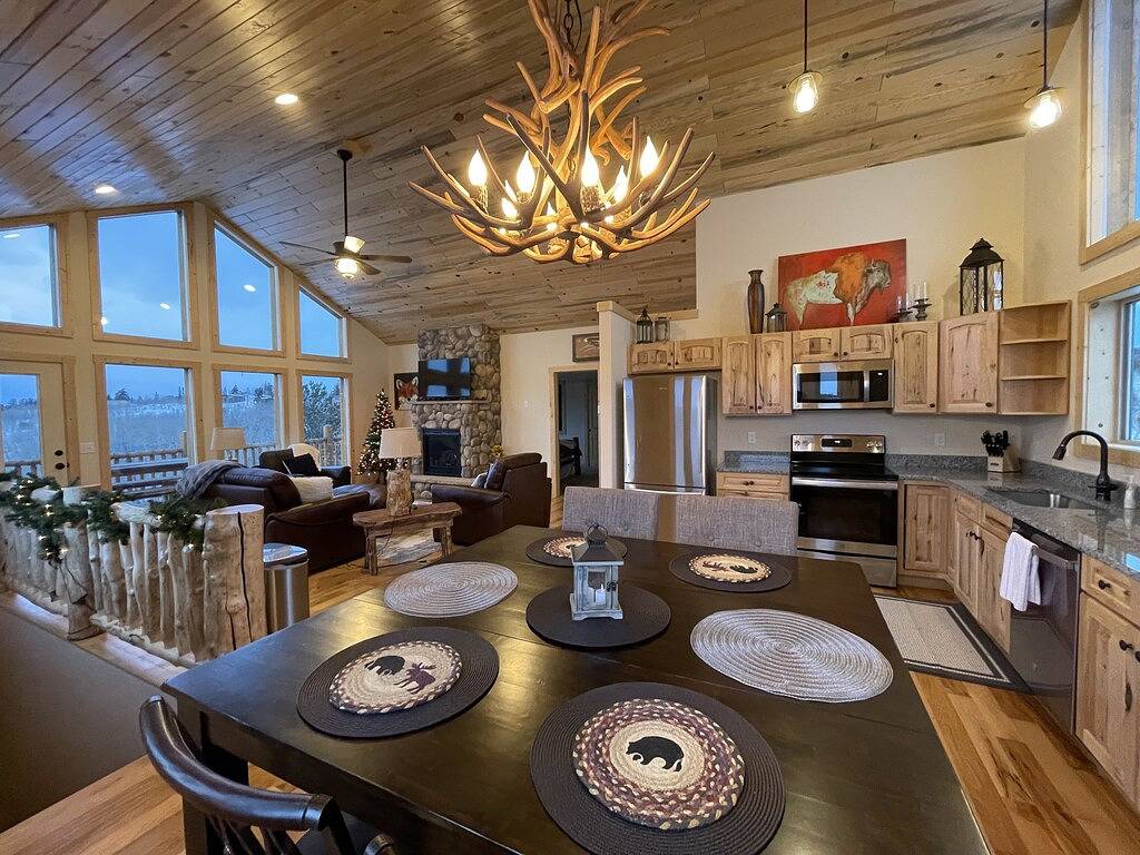 Lookout Lodge - A Rocky Mountain Getaway with Views: only 1.5 hours from Denver in Park County