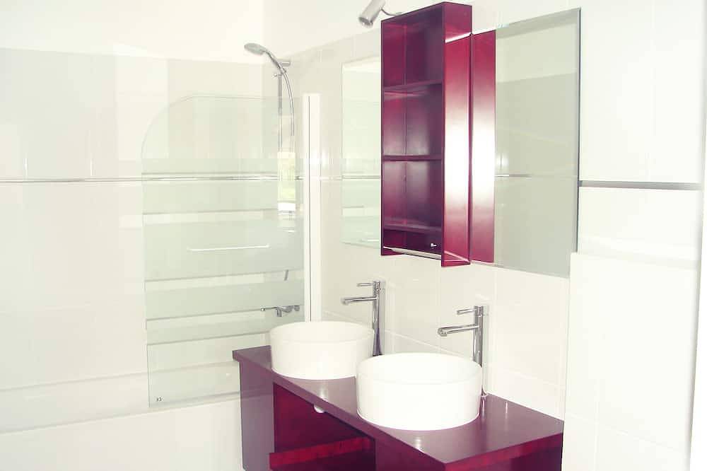 House with heated swimming pool 3 km from the beach in Pleumeur-Bodou, Pink Granite Coast