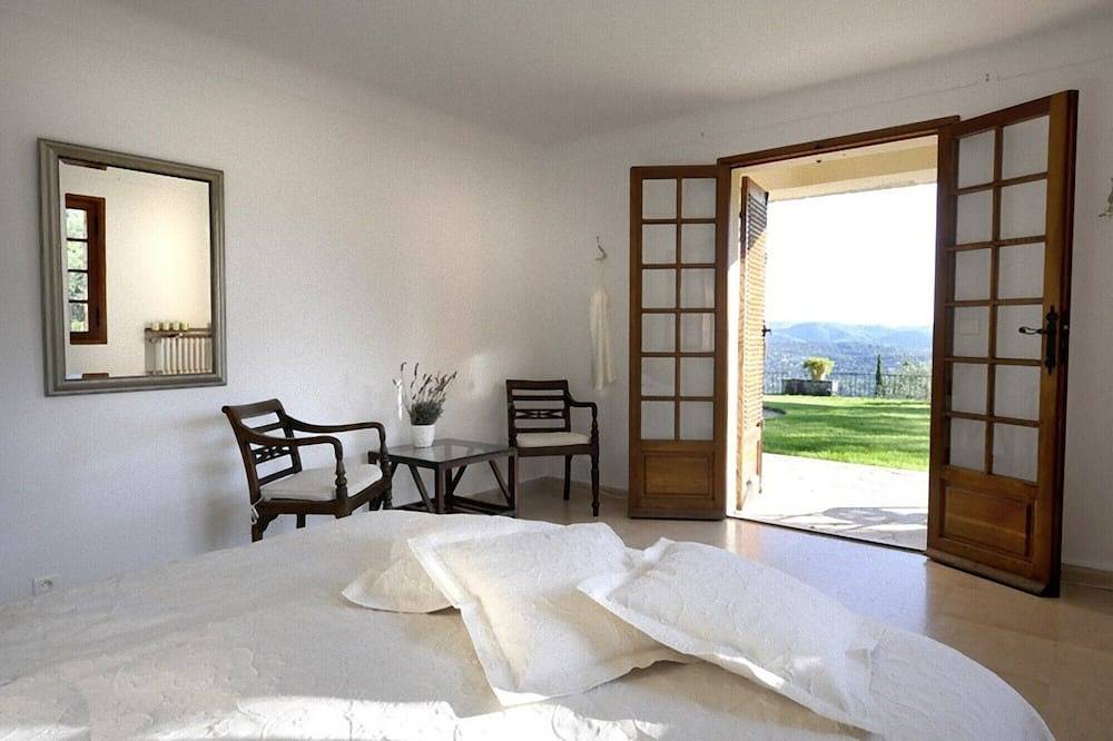 Luxusvilla mit großem Pool in traumhafter Lage mit toller Aussicht in Cabris, Mittelmeerküste (Frankreich)
