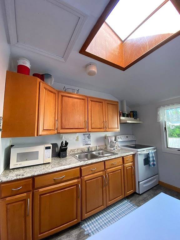 York Beach Ocean View 2-Bedroom Cottage at the Heart of Long Sands Beach in York Beach, Cape Neddick