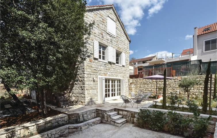 Charmante Ferienwohnung mit Pool, WLAN und Terrasse – 2,5 km vom Strand entfernt! in Split, Split-Dalmatien