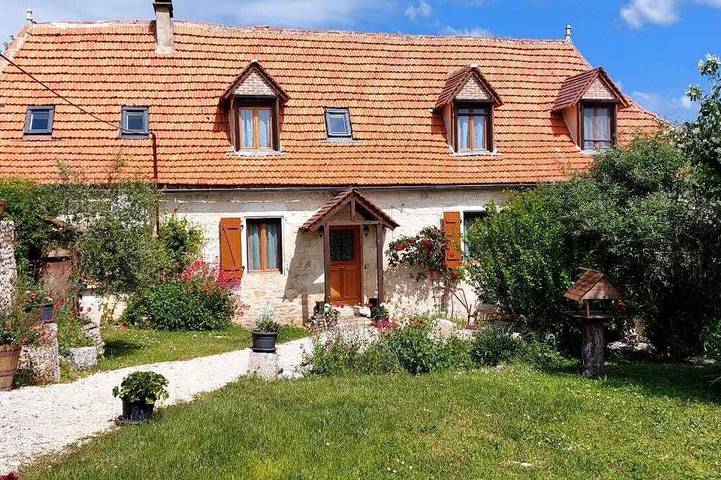 Location de vacances pour 7 personnes, avec Jacuzzi et Terrasse ainsi que Jardin et Piscine dans Orniac