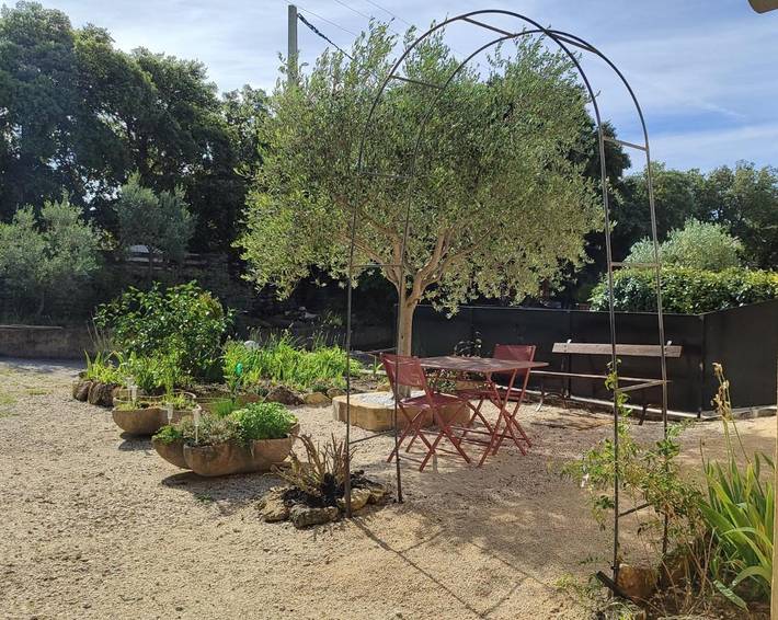 Location de vacances pour 2 personnes, avec vue ainsi que piscine et jardin à Saint-Restitut - 3