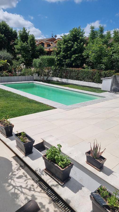 B&b per 2 persone, con Terrazza e Giardino nonché Piscina e Panorama a Guidonia Montecelio
