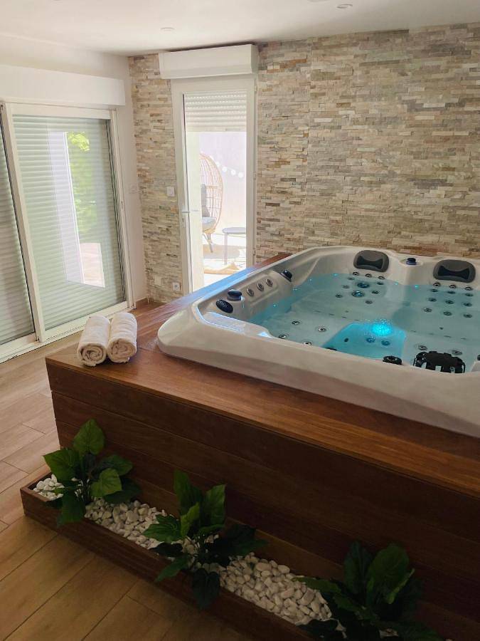 Location de vacances pour 2 personnes, avec terrasse et jacuzzi à Vitrolles - 2