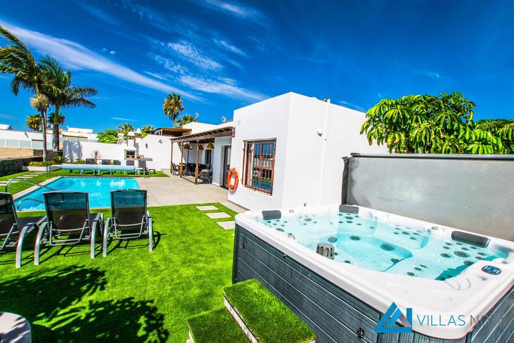 Chalet para 8 personas, con piscina y jacuzzi además de jardín y terraza en Playa Blanca