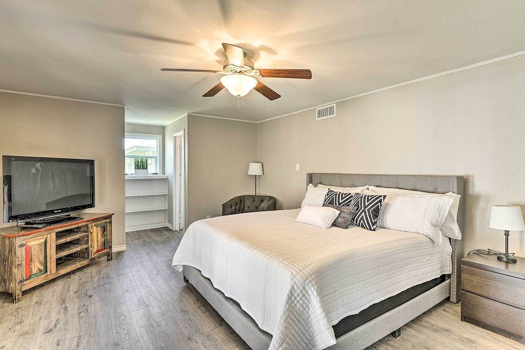 1 Mi to At&T Stadium: Downtown Arlington Home in Arlington, Tarrant County