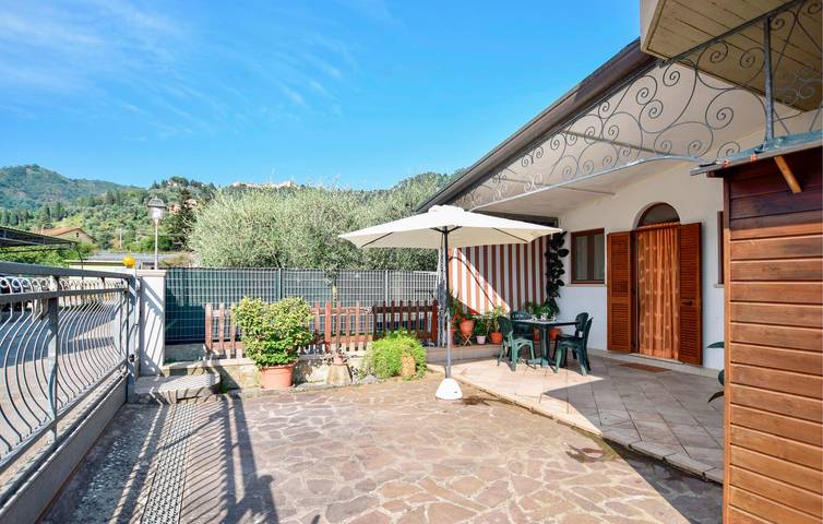 Ganze Ferienwohnung, Gemütliches Apartment mit Flussblick & Parkplatz, Wifi in Massarosa, Italienische Riviera
