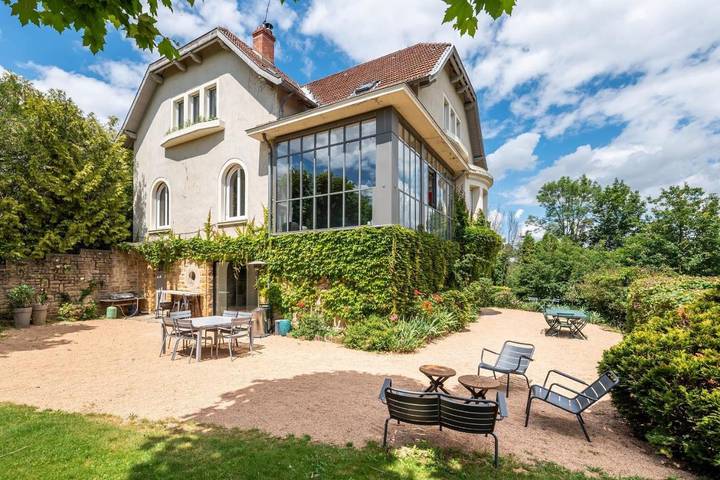 Location de vacances pour 9 personnes, avec jardin ainsi que terrasse et piscine à Saint-Cyr-au-Mont-d'Or - 3