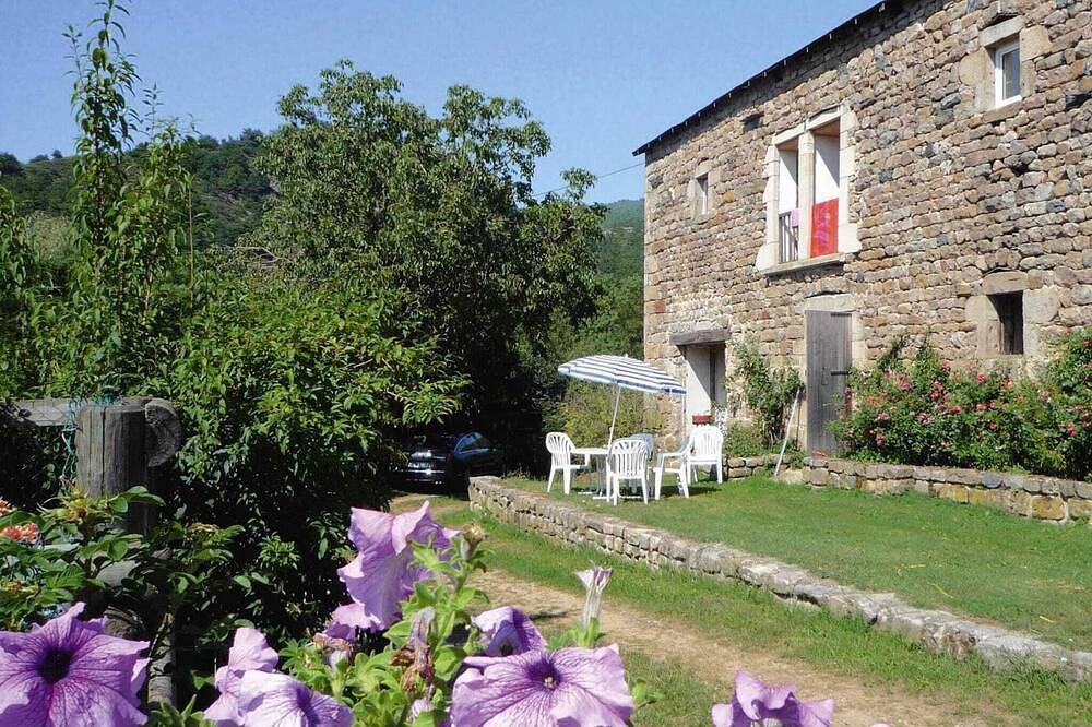 Entire apartment, Rural Pool Retreat in the Hills in Retournac, Massif Central