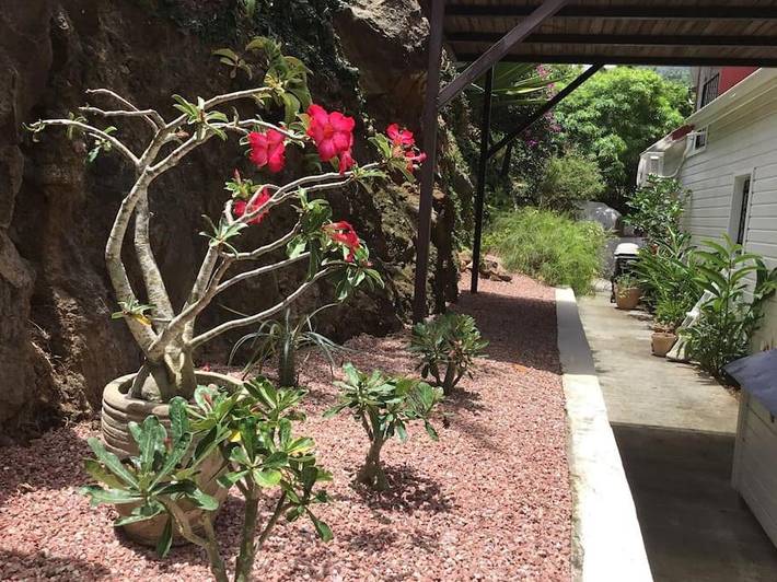 Location de vacances pour 6 personnes, avec vue ainsi que jardin et piscine dans Plage de Malendure - 4