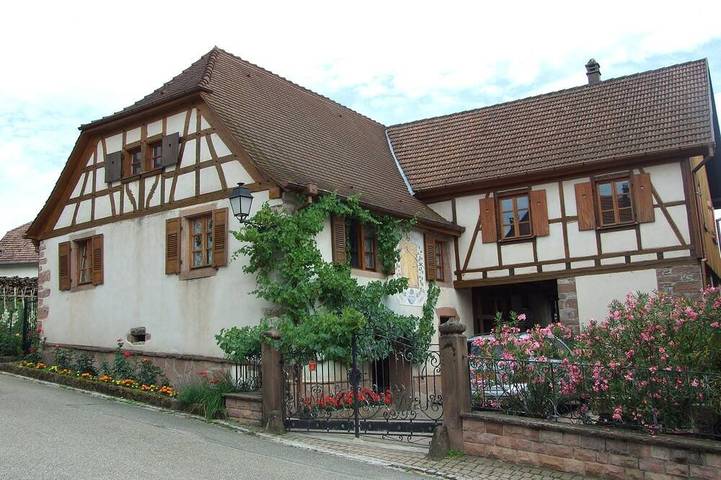 Gîte pour 8 personnes, avec terrasse ainsi que jardin et jacuzzi