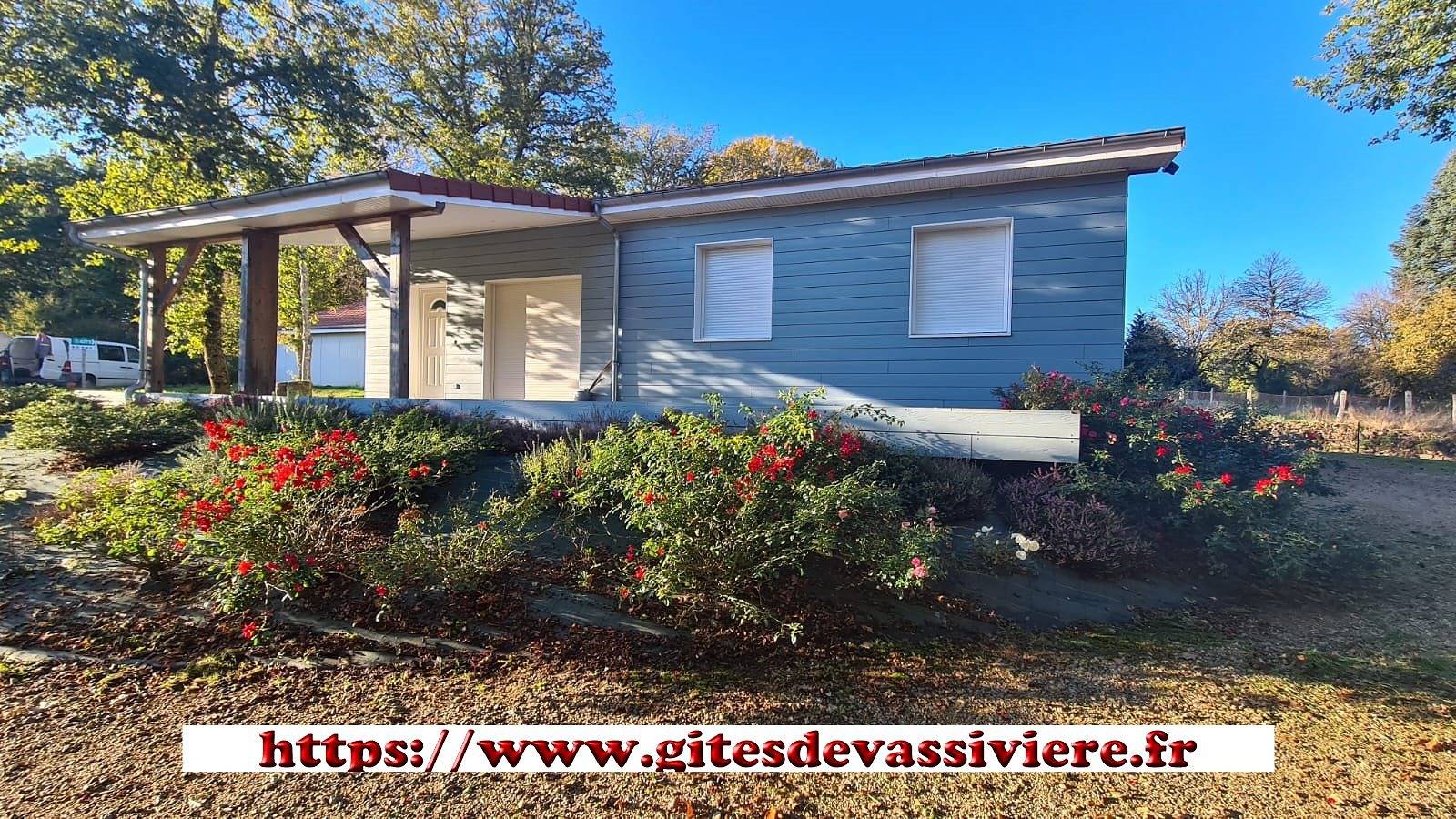 Chalet Bleu au pied du lac de Vassivière in Royère-de-Vassivière, Parc Naturel Régional de Millevaches en Limousin
