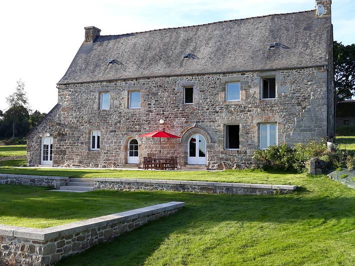 Gîte pour 8 personnes, avec terrasse et jardin à Saint Adrien