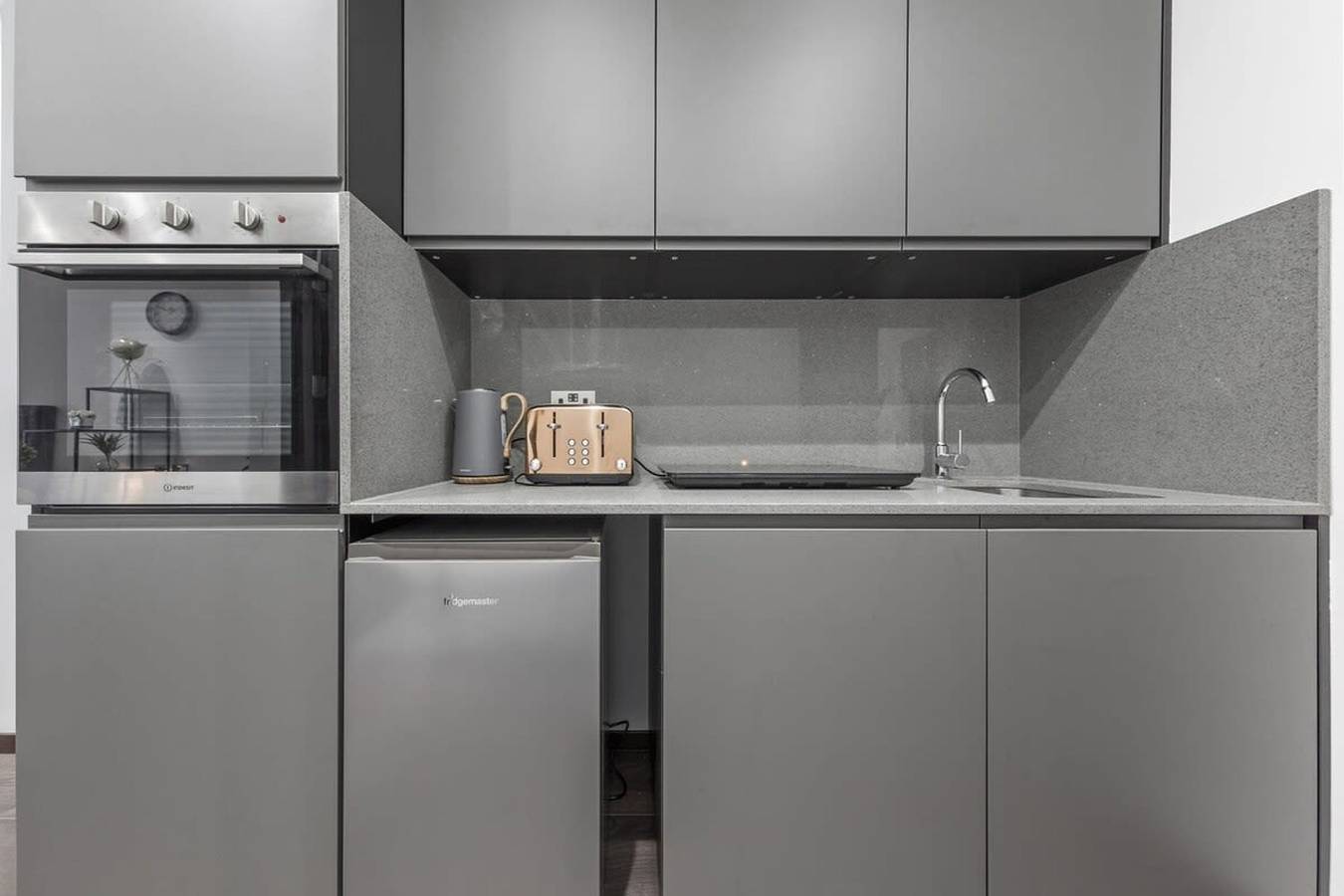 Entire apartment, Modern Spacious Sleeps 4 Studio Golders Green in London, South East England