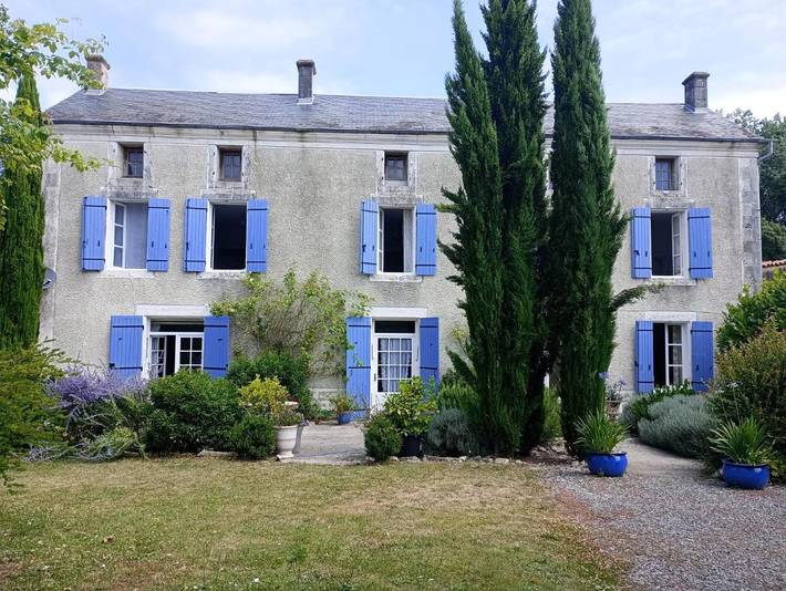 Location de vacances pour 10 personnes, avec vue ainsi que jardin et piscine, adapté aux familles à Dampierre-sur-Boutonne - 3