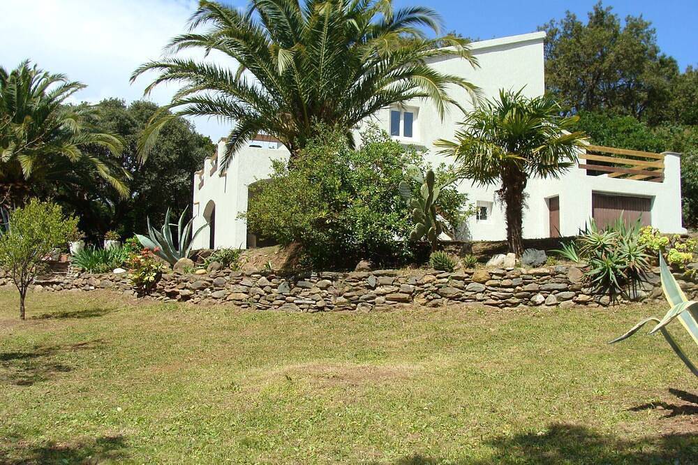 Cima della villa con giardino a 3 minuti a piedi dalla spiaggia in Sisco, Capo Corso
