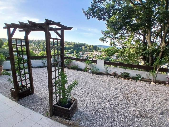 Gîte pour 4 personnes, avec Terrasse ainsi que Jardin et Vue à Peypin