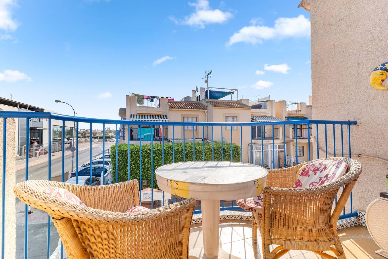 Geheel appartement, Appartement 'Jardin Del Mar Paraje Natural' met uitzicht op het meer, gedeeld zwembad en airconditioning in Torrevieja, Costa Blanca