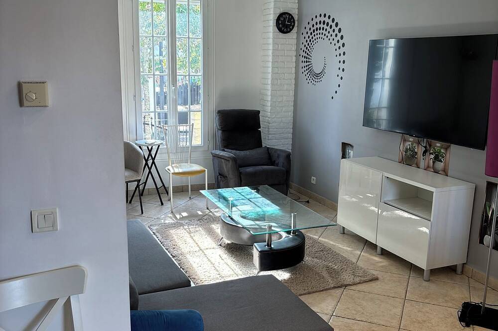 Modern house with garden telecommuting space in Bobigny, Seine-Saint-Denis