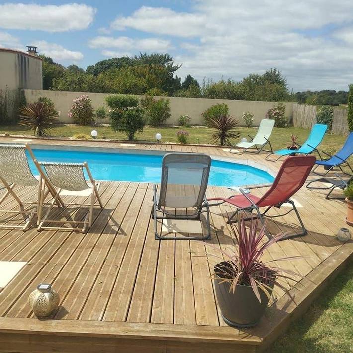 Location de vacances pour 31 personnes, avec Jacuzzi et Terrasse ainsi que Jardin et Piscine à Gémozac