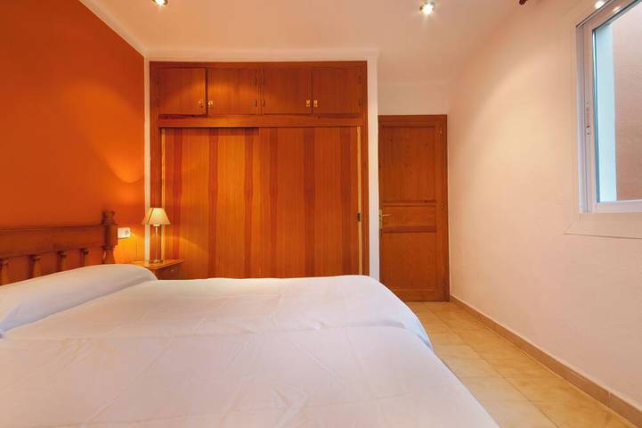 Ganze Wohnung, Apt. Nispero, A/C, Wifi, Gemeinschaftspool, Strand. 400 m, Fahrradraum in Cala Sant Vicenc, Pollença