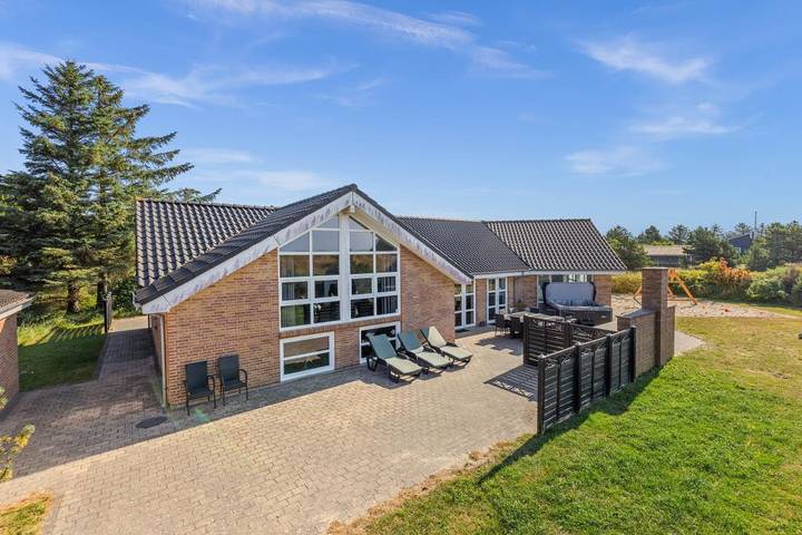 Ferienhaus für 14 Personen, mit Balkon/Terrasse und Whirlpool sowie Pool und Sauna in Blavand